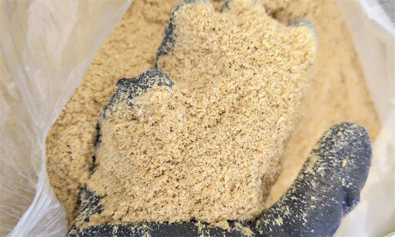 落ち葉堆肥作りで使う材料「米ぬか」